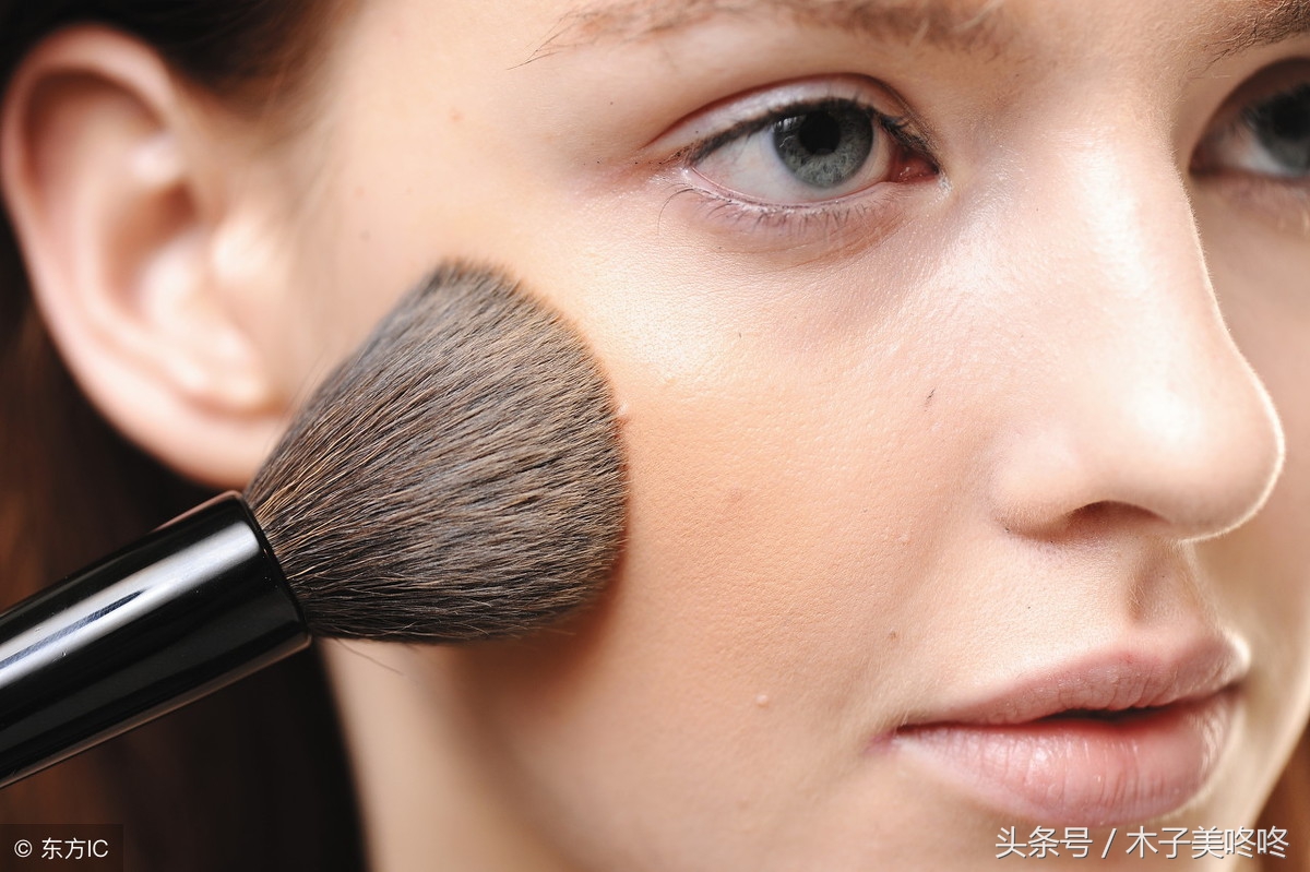 散粉蜜粉粉饼定妆喷雾的区别,蜜粉散粉和喷雾的区别