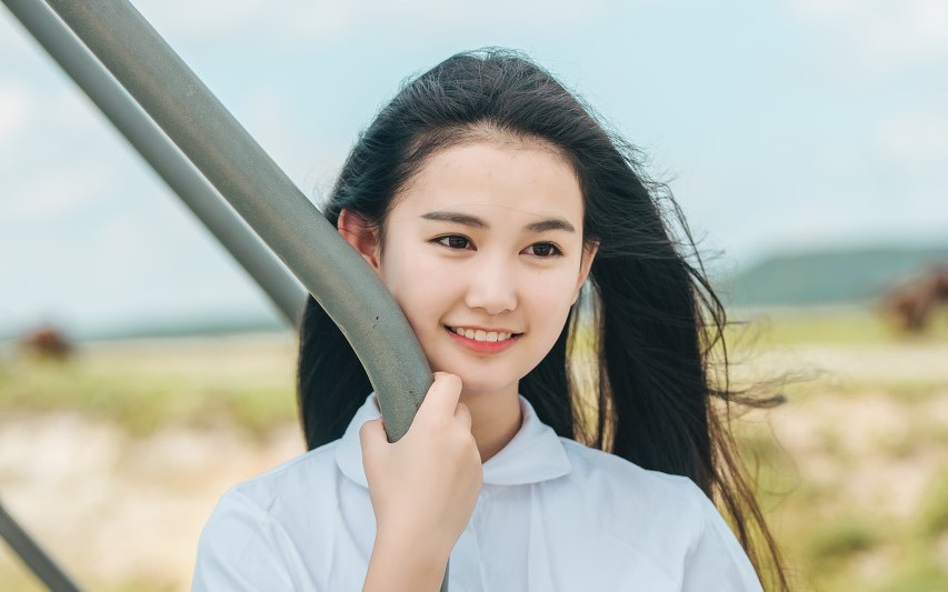 女总裁意外坠楼被警花救下,女总裁路上出事故小伙出手帮忙