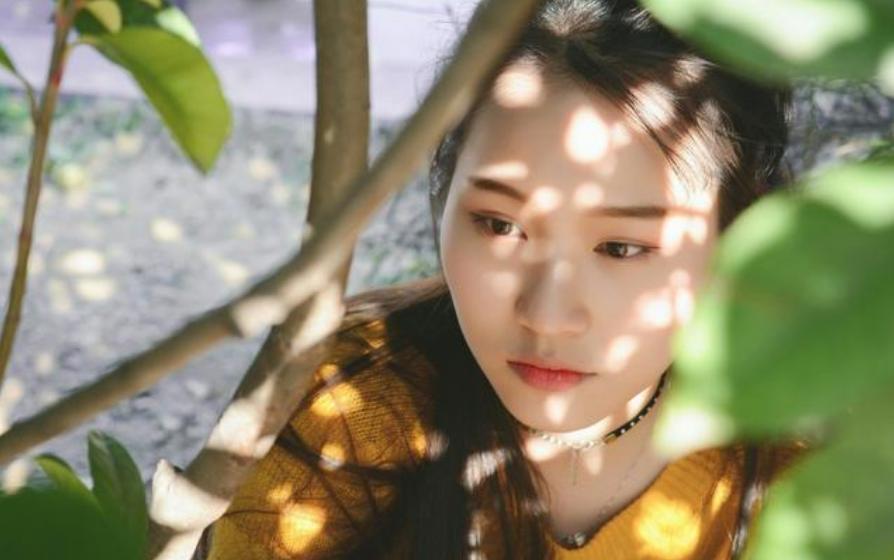 小说：女子一边泡温泉一边唱歌，正high时隔壁阳台有奇怪声音传出