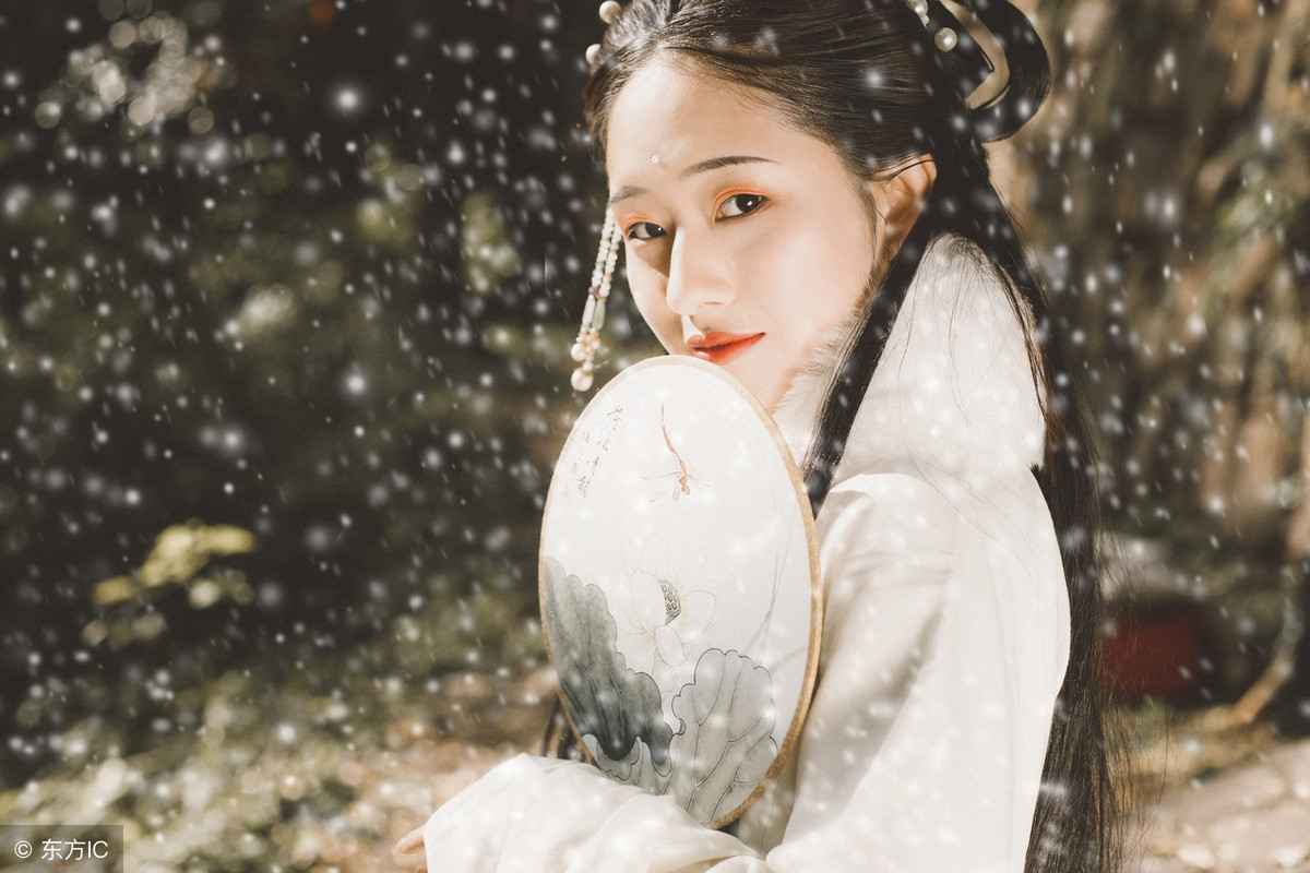 现代女子穿越到了小说里,现代女穿越到古代却被男主杀害