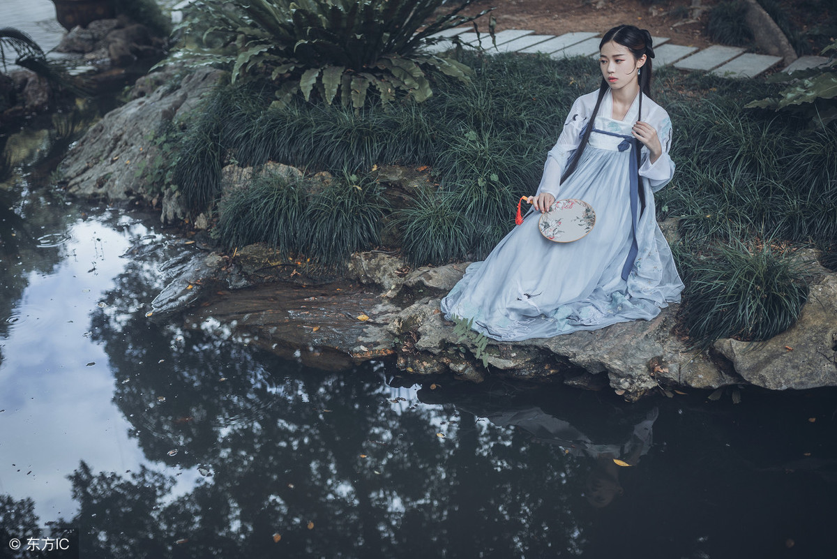 小说：抢亲成功，她竟当众把王妃之位送给头号情敌。