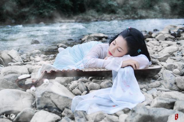 小说：特种兵王妃摸了王爷的腹肌，见他要炸毛，拍肚皮让他摸回去