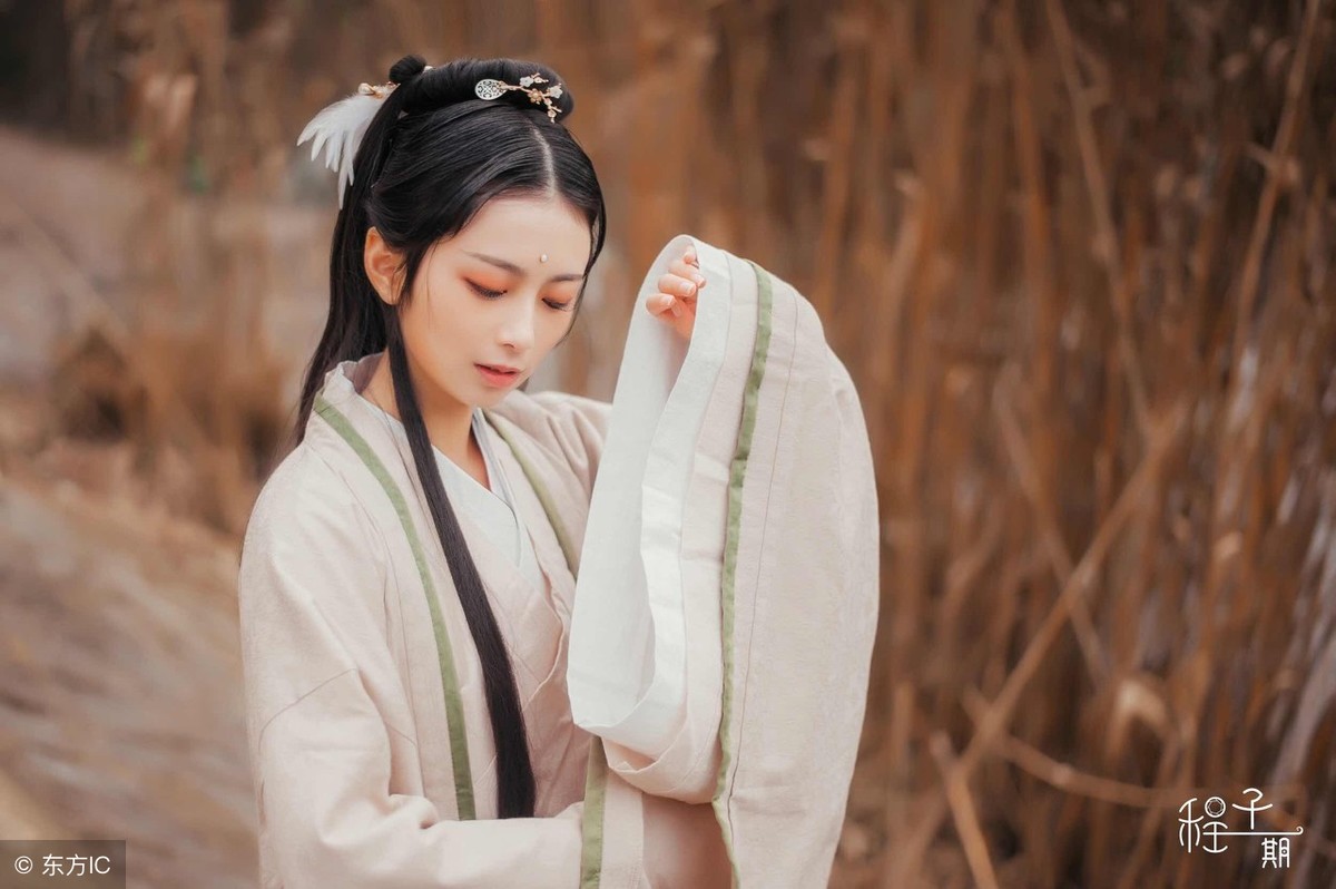 小说：女主在村里的长舌妇面前卖惨，长舌妇竟主动帮她跟人吵架