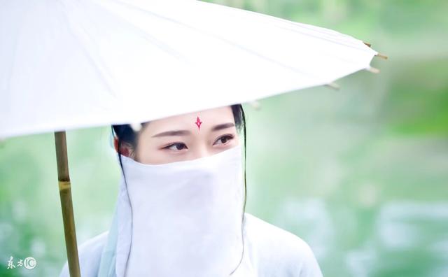 小说:她穿成摄政王之女,竟惨遭亲母虐待,神秘人出手救她