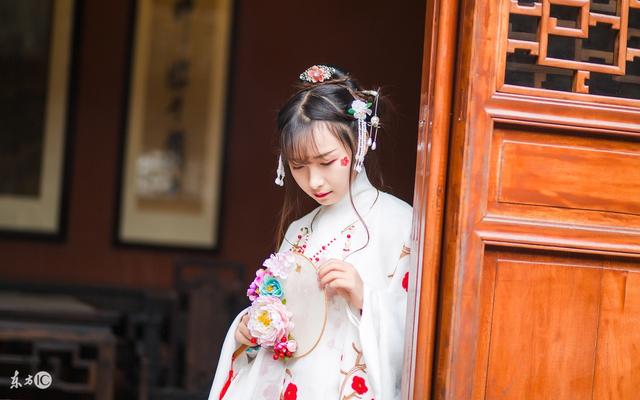 小说：有人生来就手巧，不到十岁绣工确十分了得。