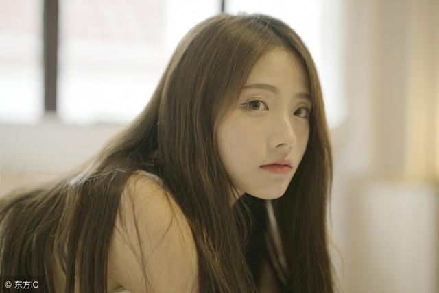 小说：两名空姐陪一伙男人困在孤岛上，男人要求她们脱下*袜丝**捕鱼