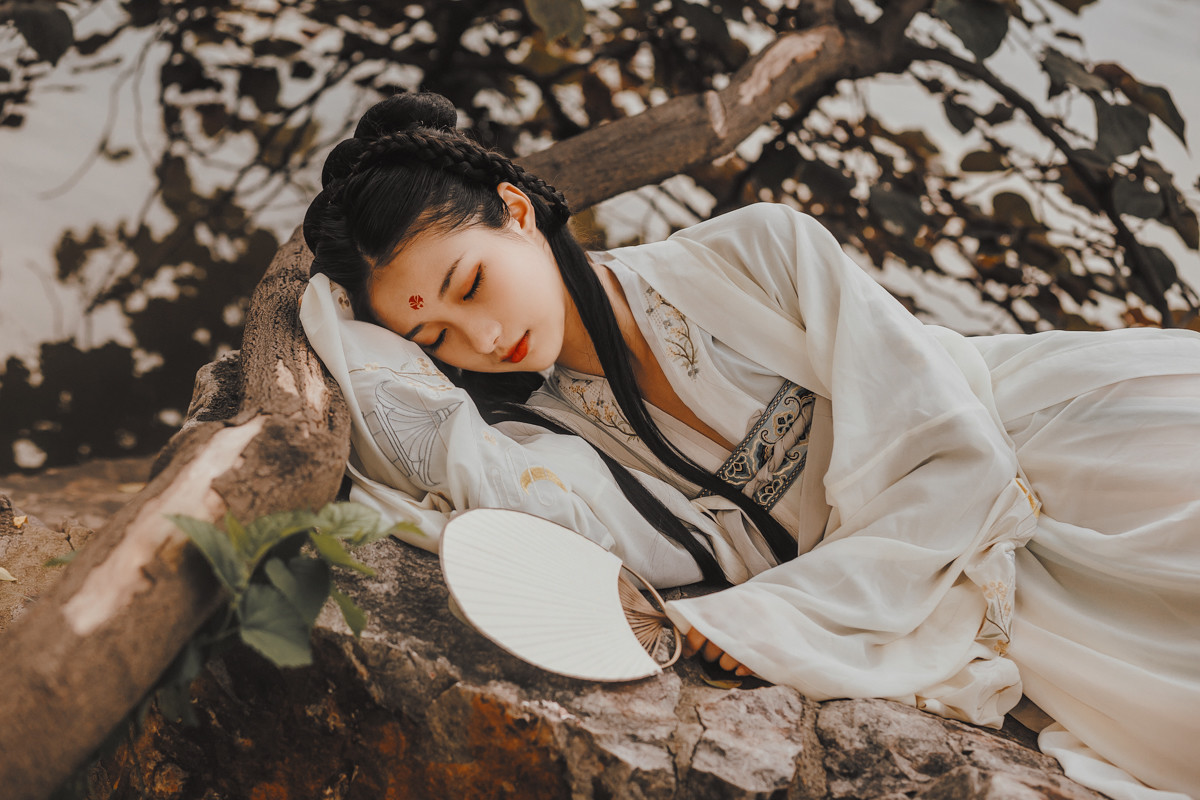 小说：谁知晓她会以如此滑稽的方式嗝屁，她是被荔枝卡死的