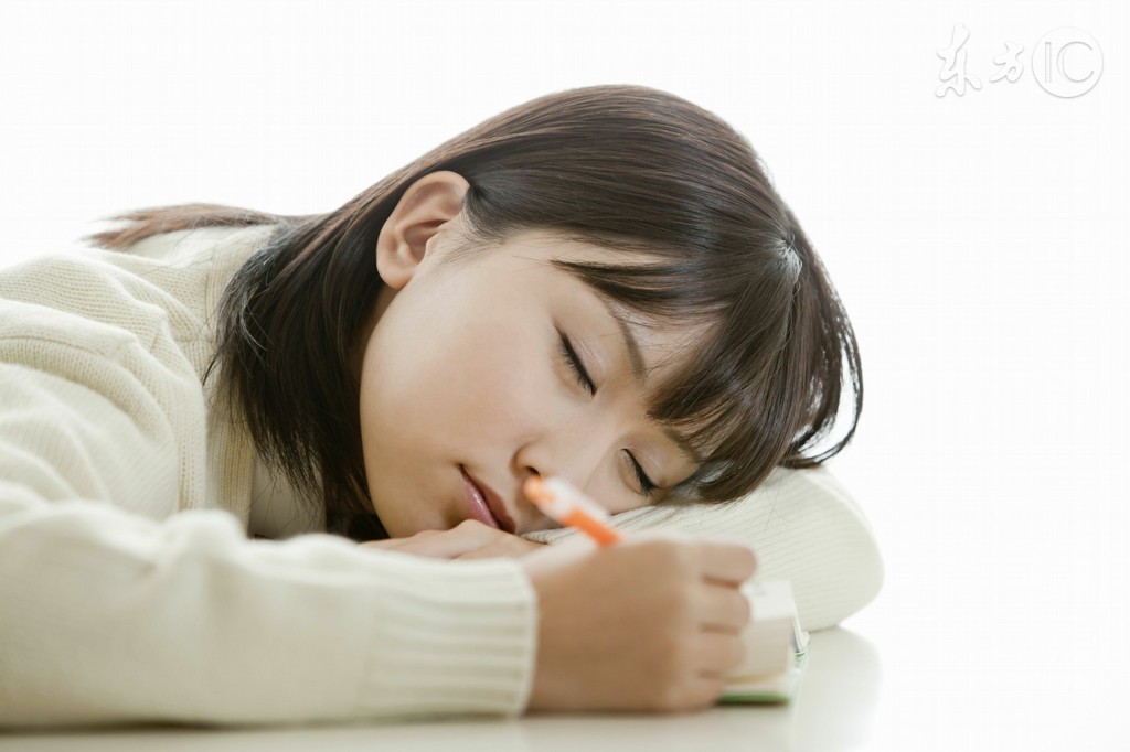 小说：美女村医检查青年神医的身体，到底谁给谁看病？