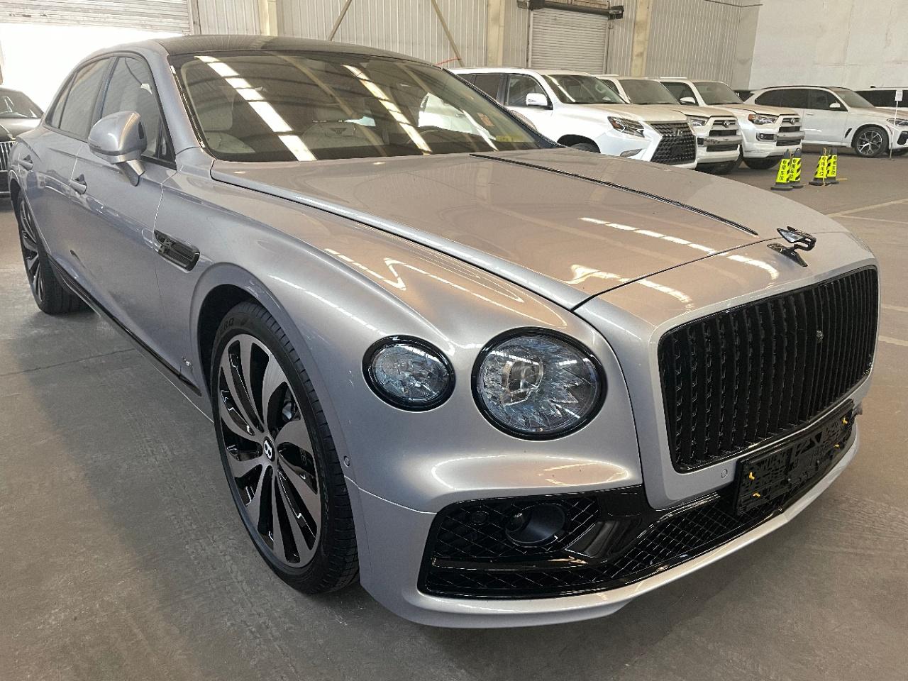 宾利实拍视频整个车身,新款宾利飞驰实拍高清图