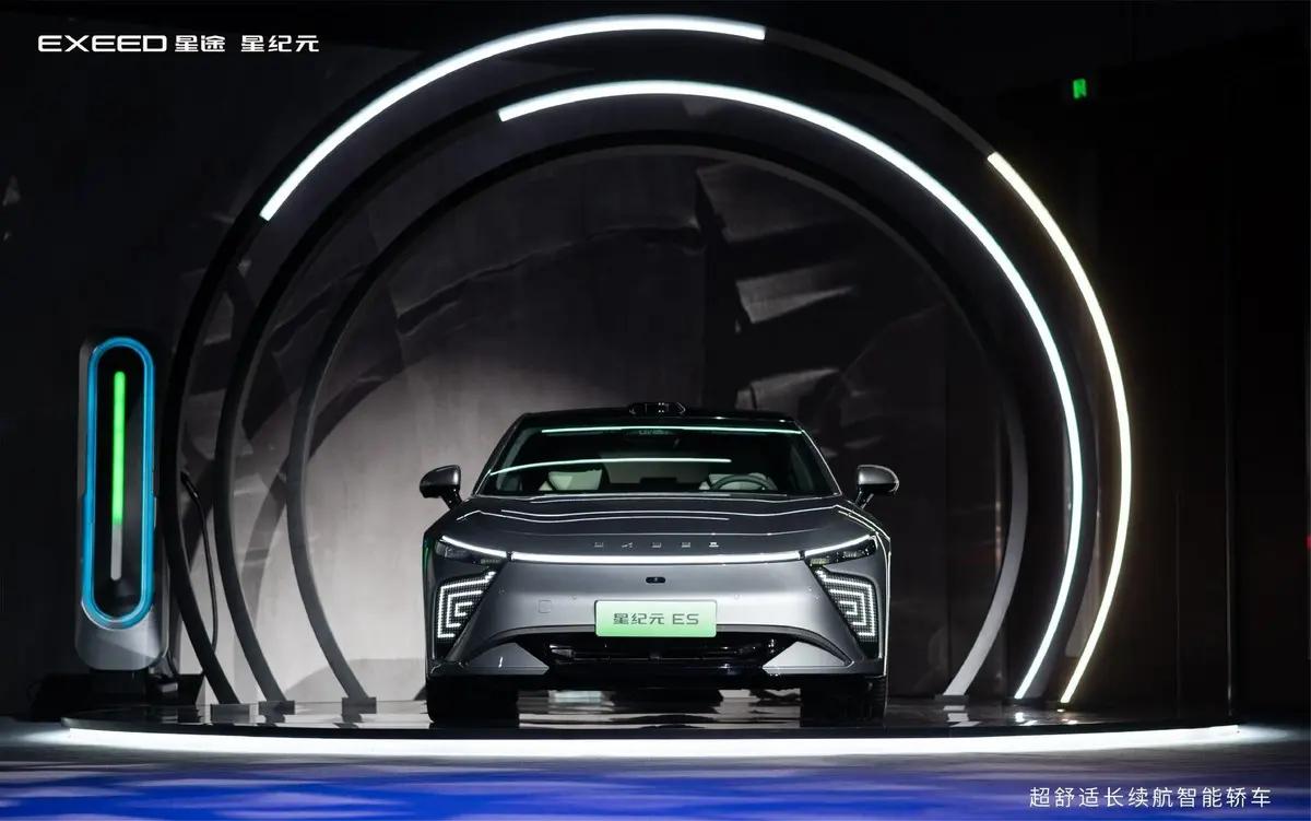 行业首创的智慧灵动岛中控等功能