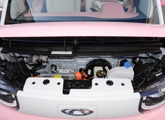 宏光mini和qq冰淇淋哪款值得入手,奇瑞2.99万的qq冰淇淋续航实测