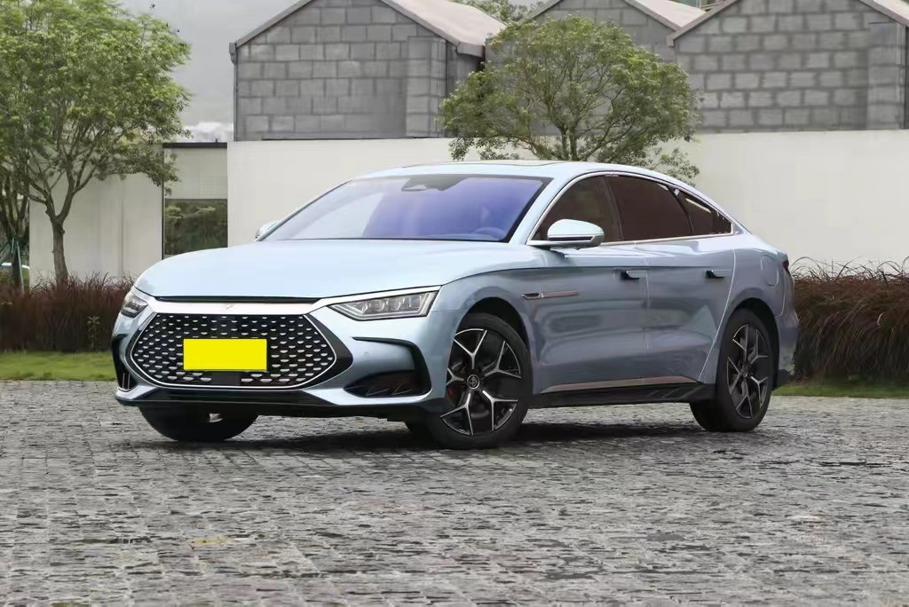 合资老车打不过国产新生代,汉dmi冠军版和迈腾怎么选