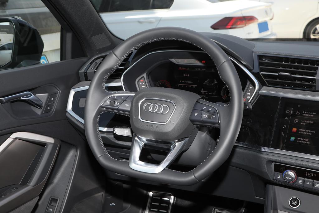 2022款奥迪Q3进取动感型外观造型,奥迪q31.5t发动机