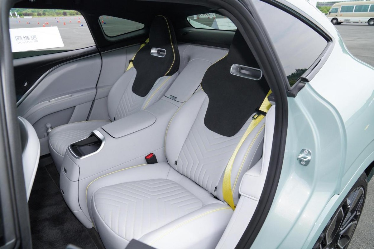 阿维塔11、哪吒S、极氪001，30万左右的电动车怎么选？