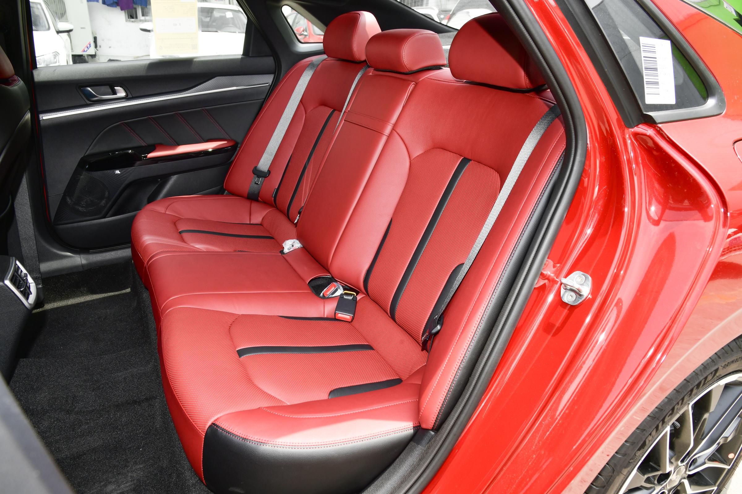 起亚k5凯酷对比迈腾330,k5凯酷与迈腾哪个好