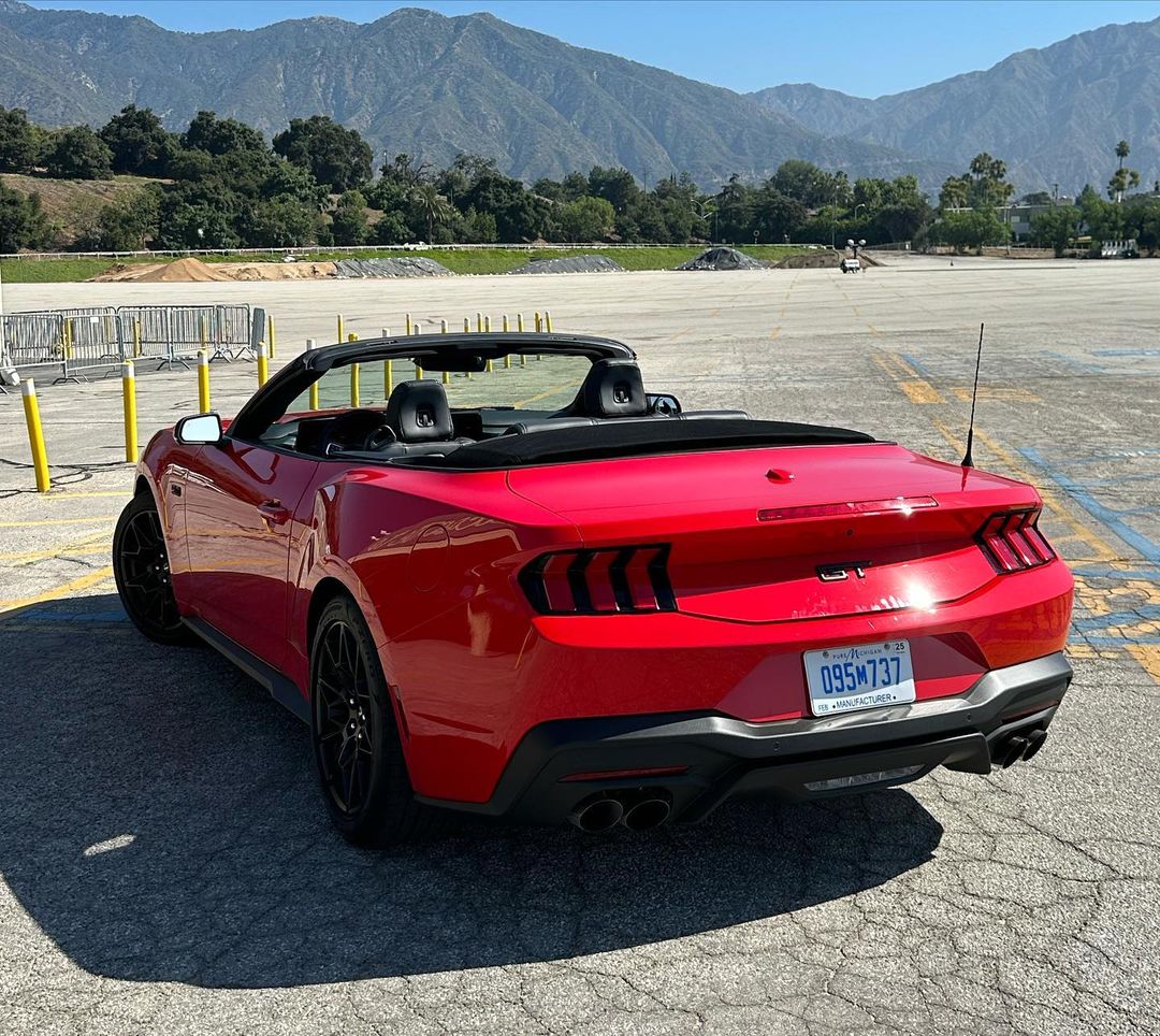 17版野马mustang2.3t跑车敞篷版,2024款福特mustang敞篷版打开引擎盖