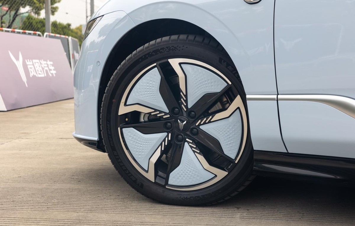 豪华电动轿车的对决，岚图追光和蔚来ET7，谁才是清凉出行之选？