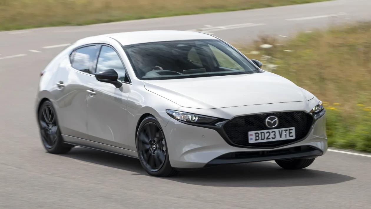 2019款全新马自达3两厢和三厢版,马自达3次世代2020款对比2022款