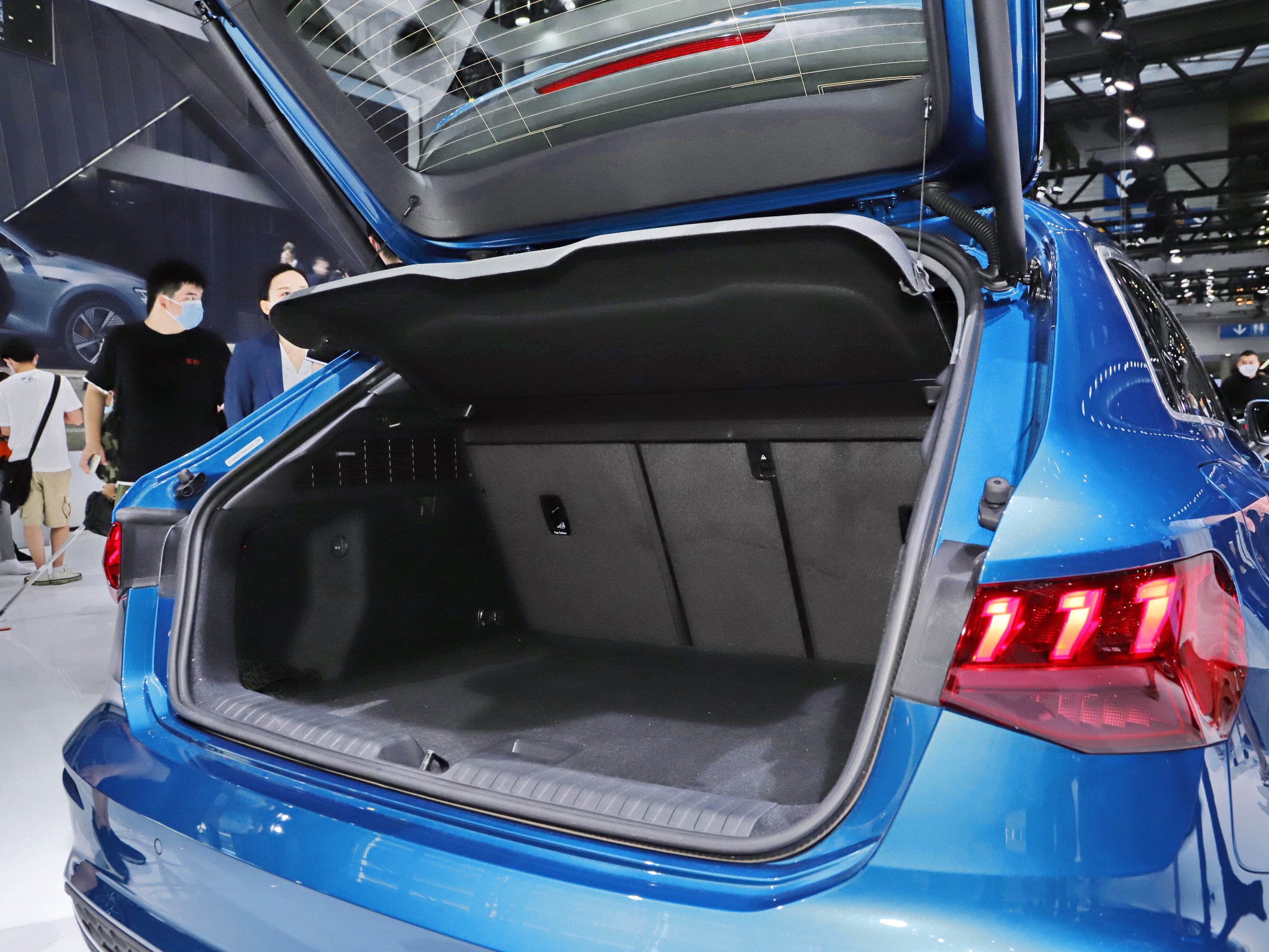 奥迪a3外观漂亮大气内饰宽敞舒服,奥迪a3时尚型怎么开