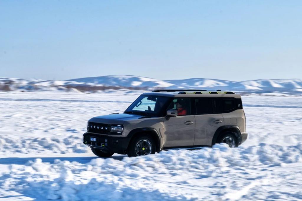 捷途旅行者雪山银沉浸式,捷途旅行者雪山银悬浮黑顶
