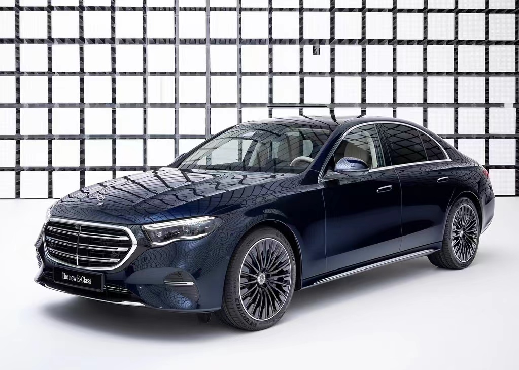 全新奔驰E级全球首发：轴距2961mm，科技感十足，尾灯褒贬不一