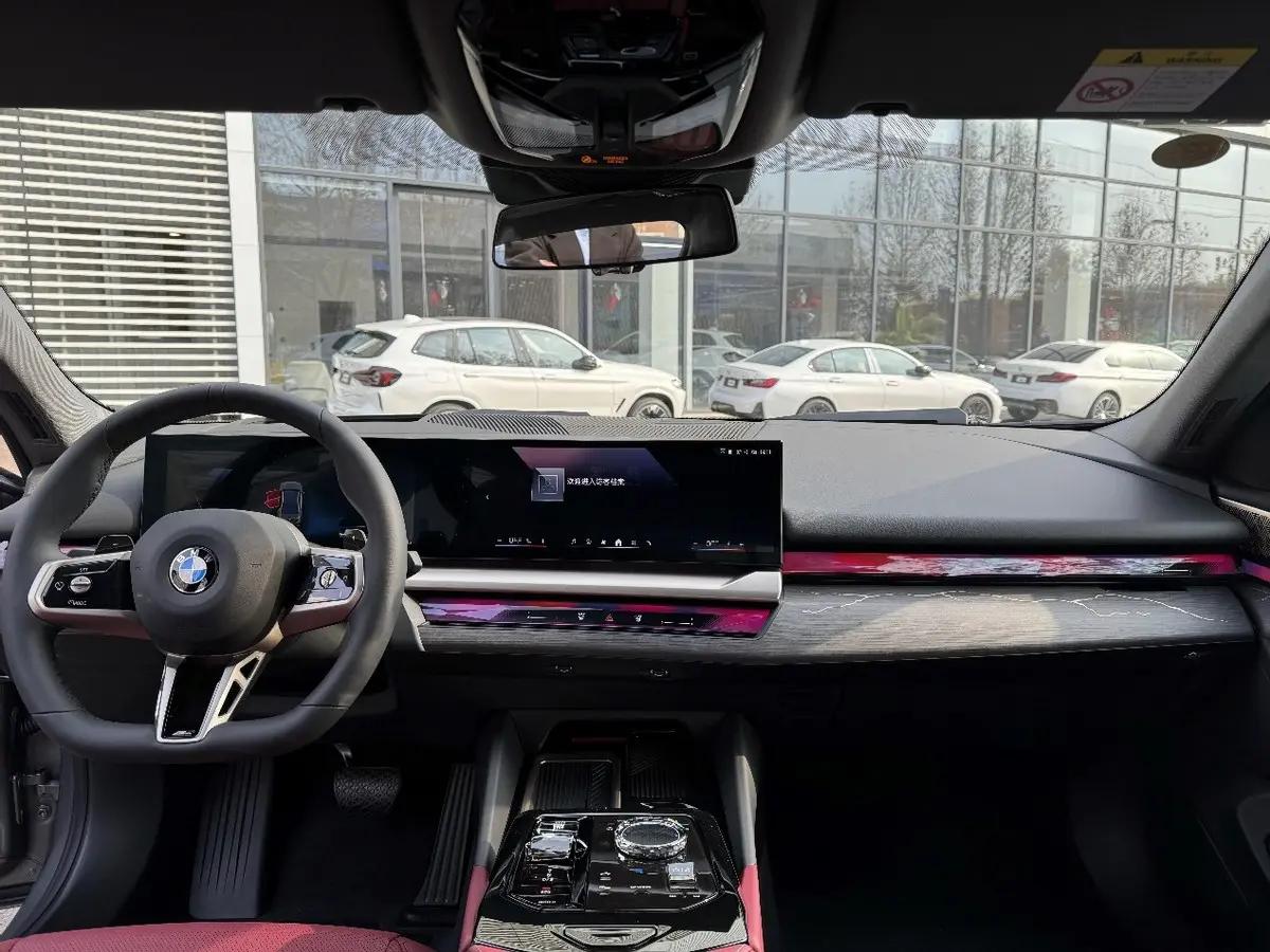 第八代全新宝马5系配置解读，宝华音响和水晶氛围灯哪个配置有？