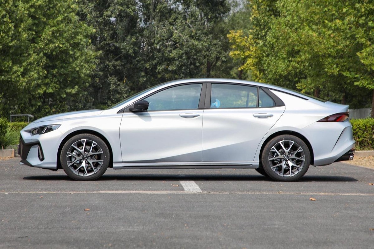 卡罗拉双擎和思域速度,卡罗拉双擎跟思域1.5t哪个动力好