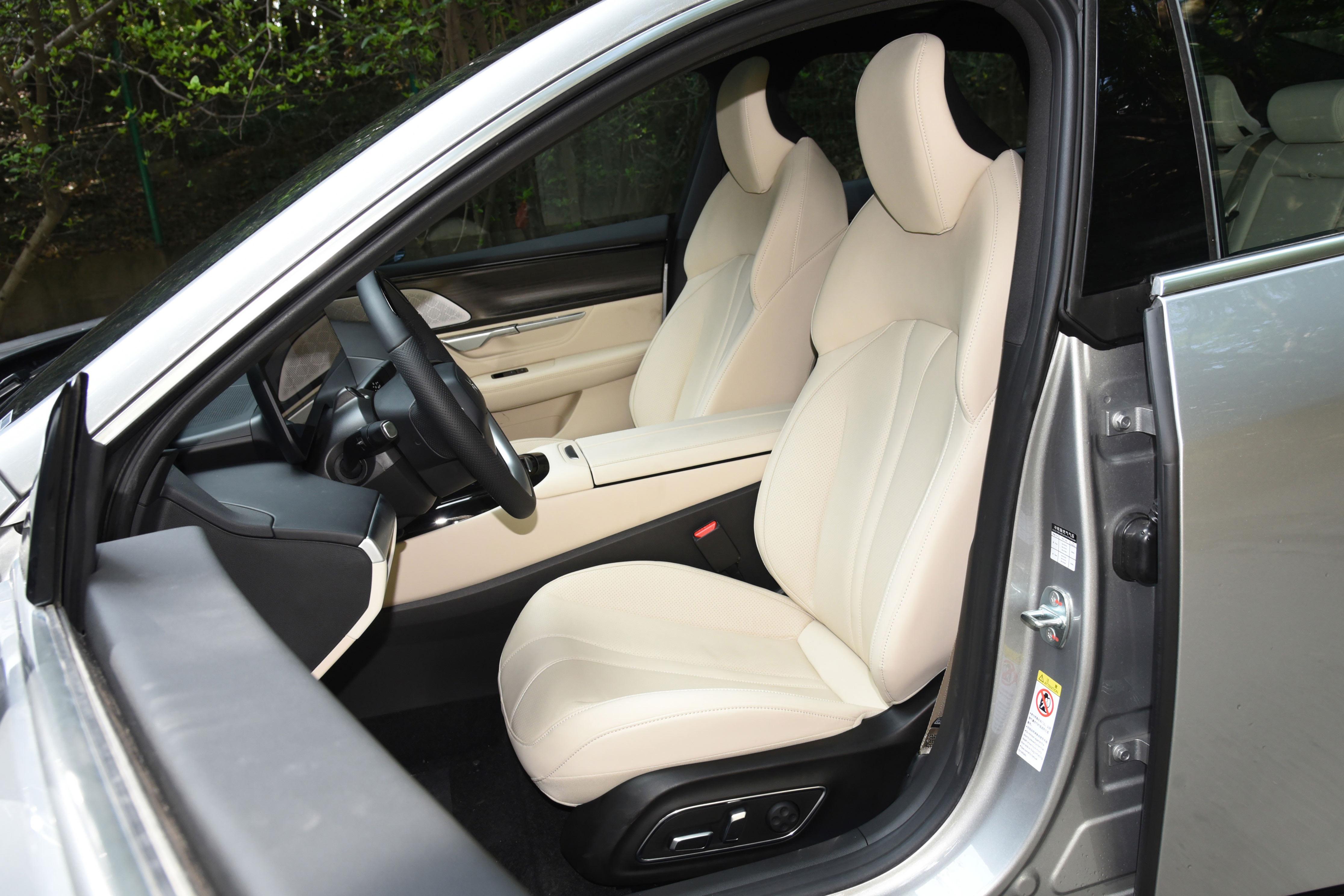 小鹏p7最高配新款2022款,小鹏p7新款2022款空间如何