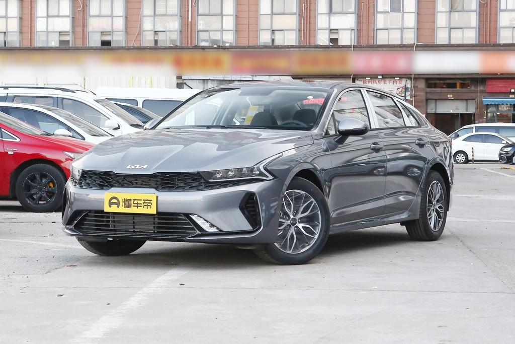 悬浮式车顶增添了时尚气息,溜背式轿车悬浮车顶