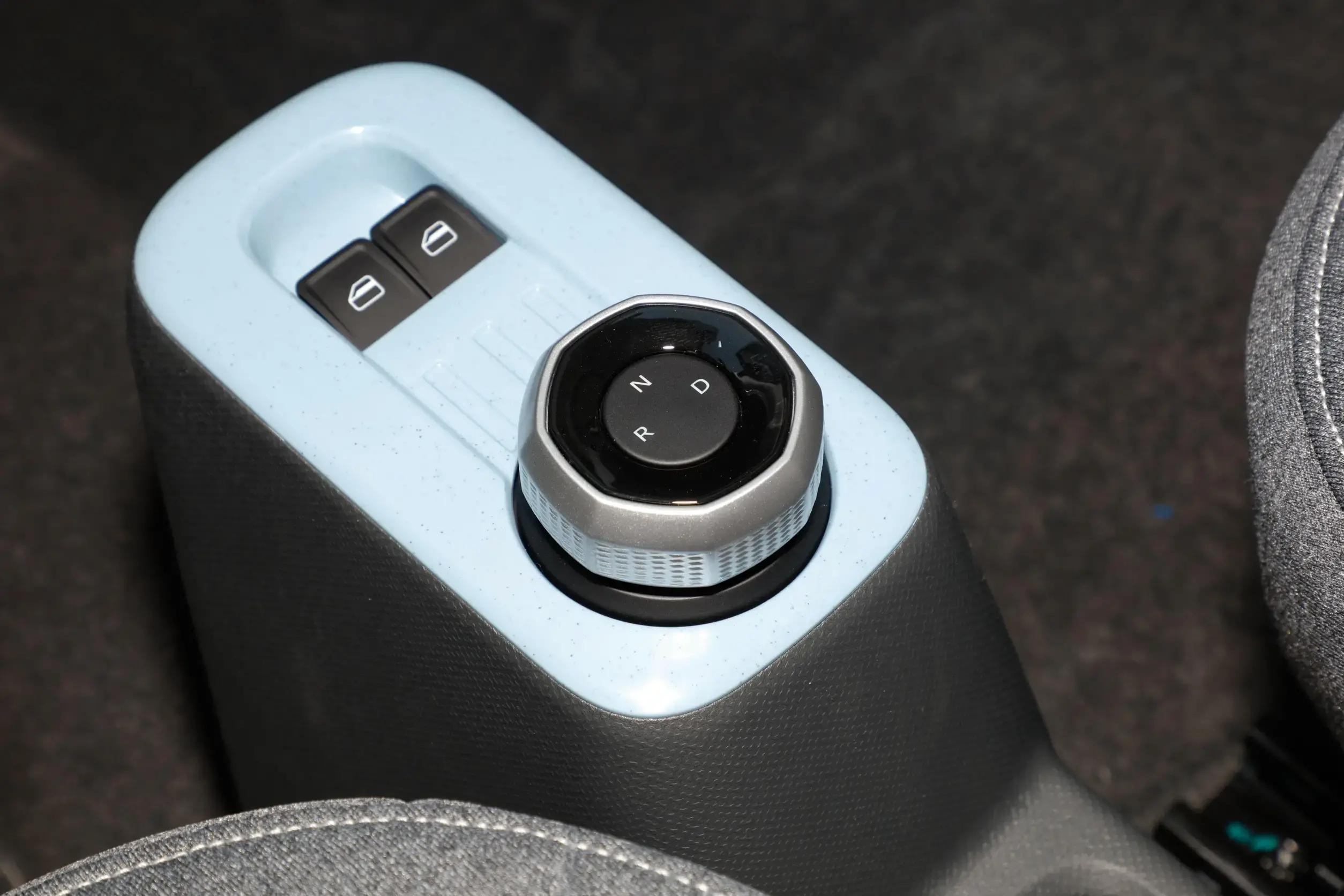 吉利熊猫和五菱宏光mini哪个大,吉利熊猫mini电动车价格