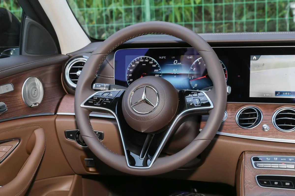 奔驰e2022款300l立标殊享版,立标奔驰e300l豪华版