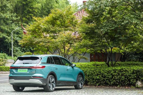 奥迪q5续航测试视频,电车暴雨沉浸式体验