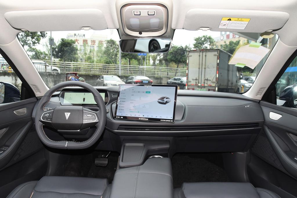 20万国产燃油轿车的王炸,最新款吉利王炸轿车