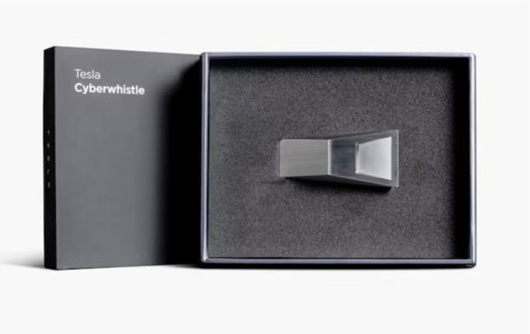 特斯拉天价口哨被抢光，马斯克割韭菜碾压苹果，汽车周边崛起了？