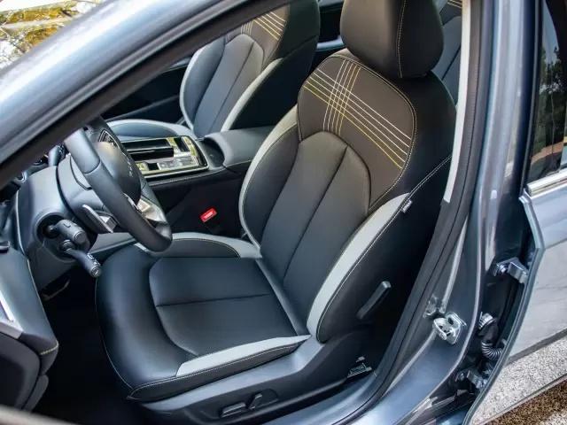 天幕+大空间+14.3英寸屏，荣威i6MAX称得上A+级轿车杠把子