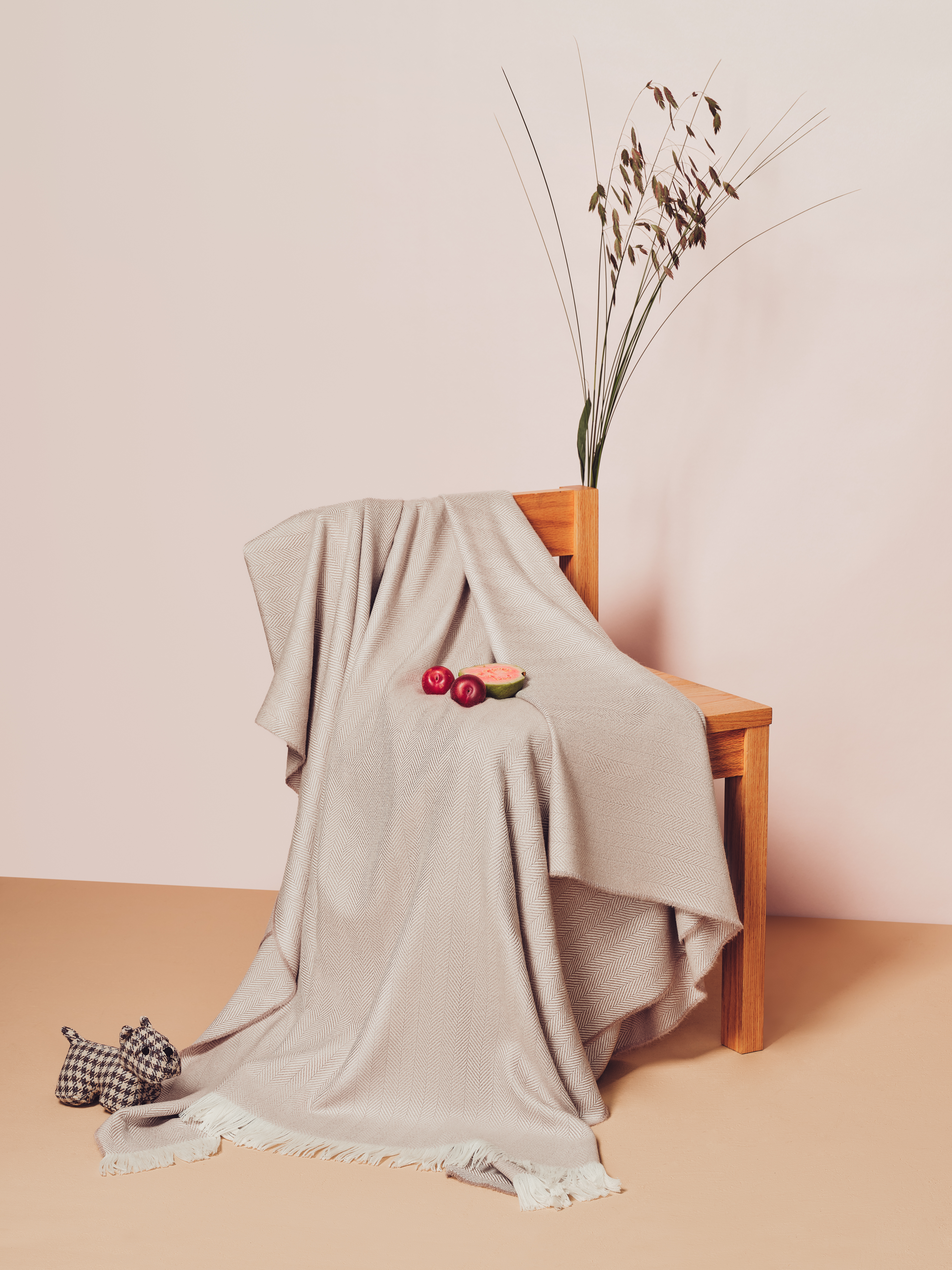 智己与英国百年羊绒品牌推出联名家居毯