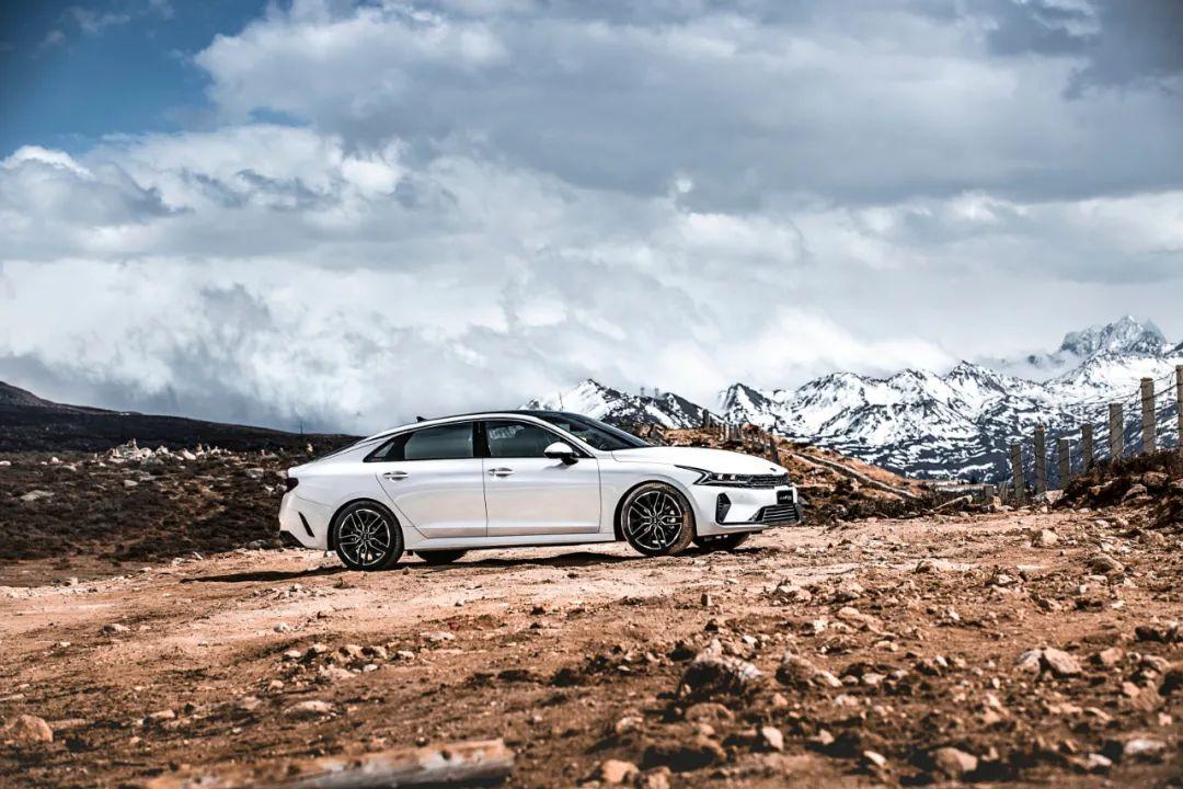 车子被太阳暴晒应该怎么办,汽车在太阳下暴晒怎么保护车漆