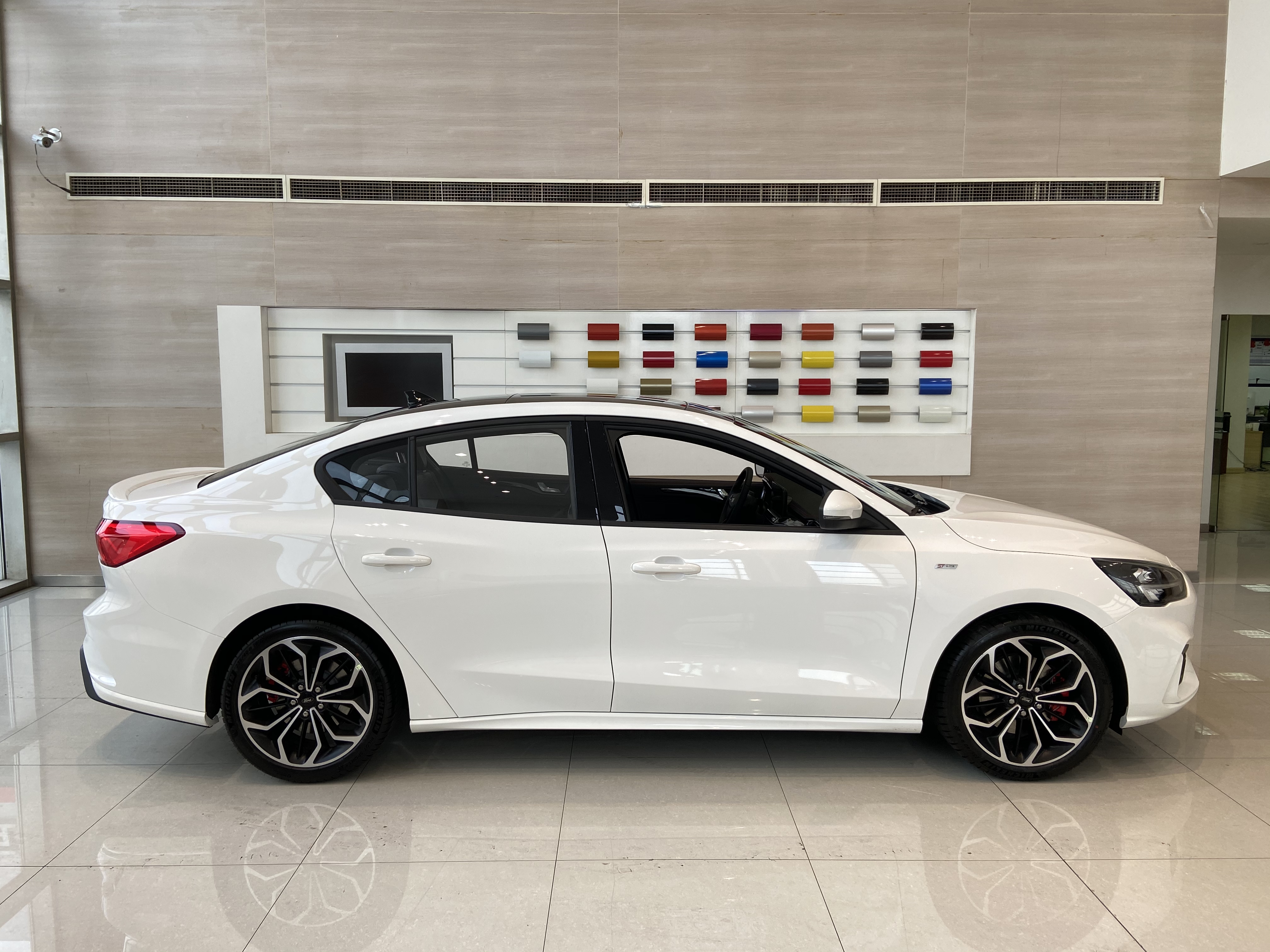 颜值在线的美式“钢炮”！运动属性拉满，实拍长安福特福克斯