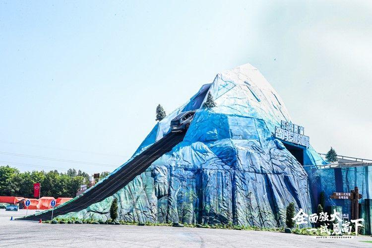 硬派越野车挑战80°c坡,越野挑战90度上坡视频