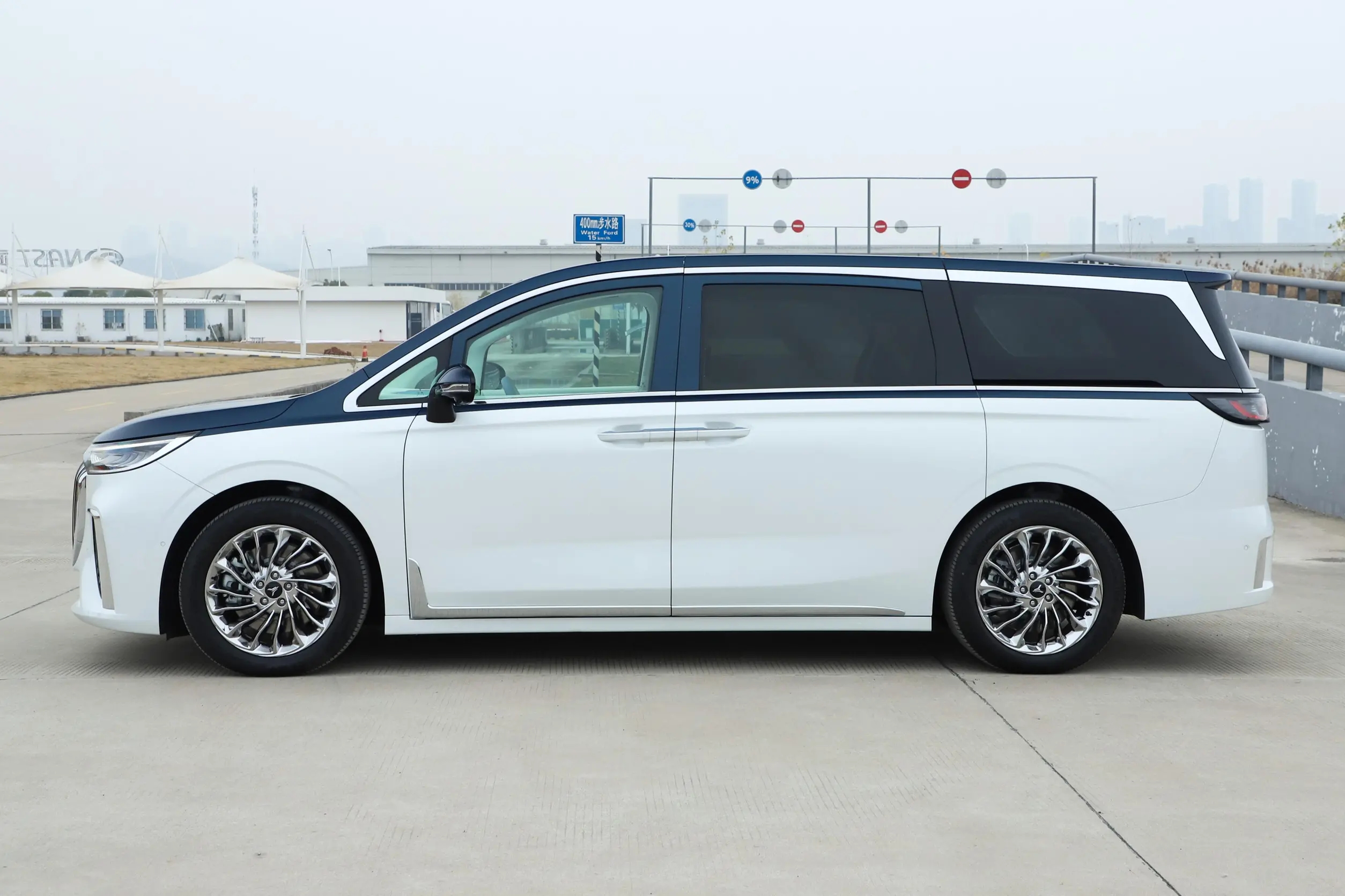 岚图新梦想家纯电动mpv深度测试,岚图梦想家七座商务混合动力续航