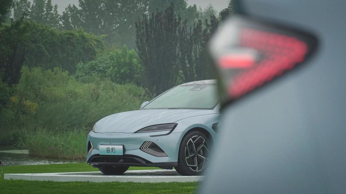 比亚迪海豹技术上的革新,比亚迪推出海豹是在和谁竞争