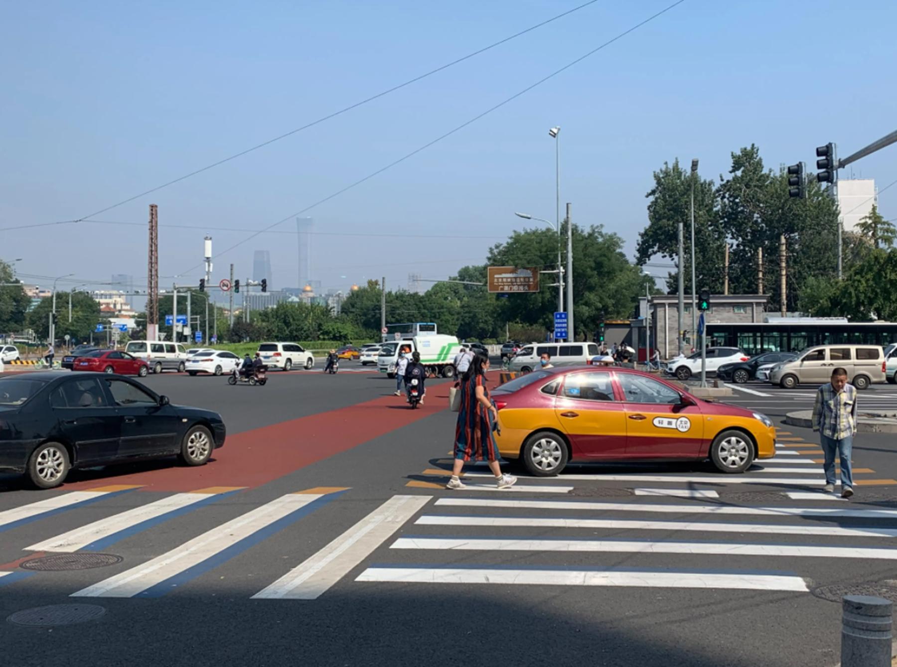 抢黄灯等于闯黄灯有规定吗,抢黄灯没过去的停在路中间扣分吗