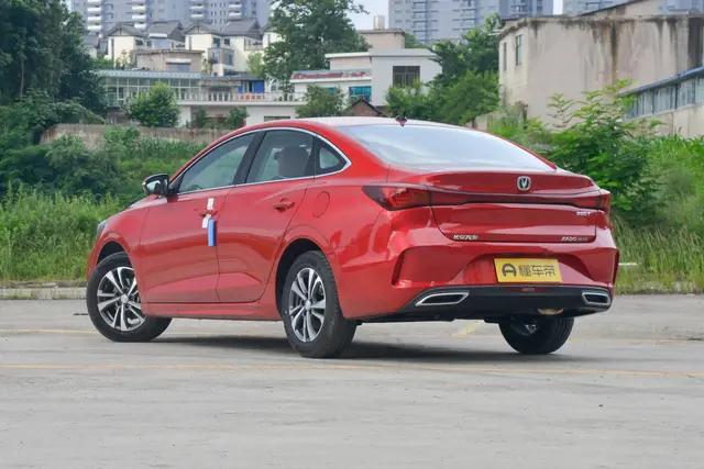 1.4T蓝鲸发动机，百公里油耗6.4L，长安逸动适合家用，价格亲民
