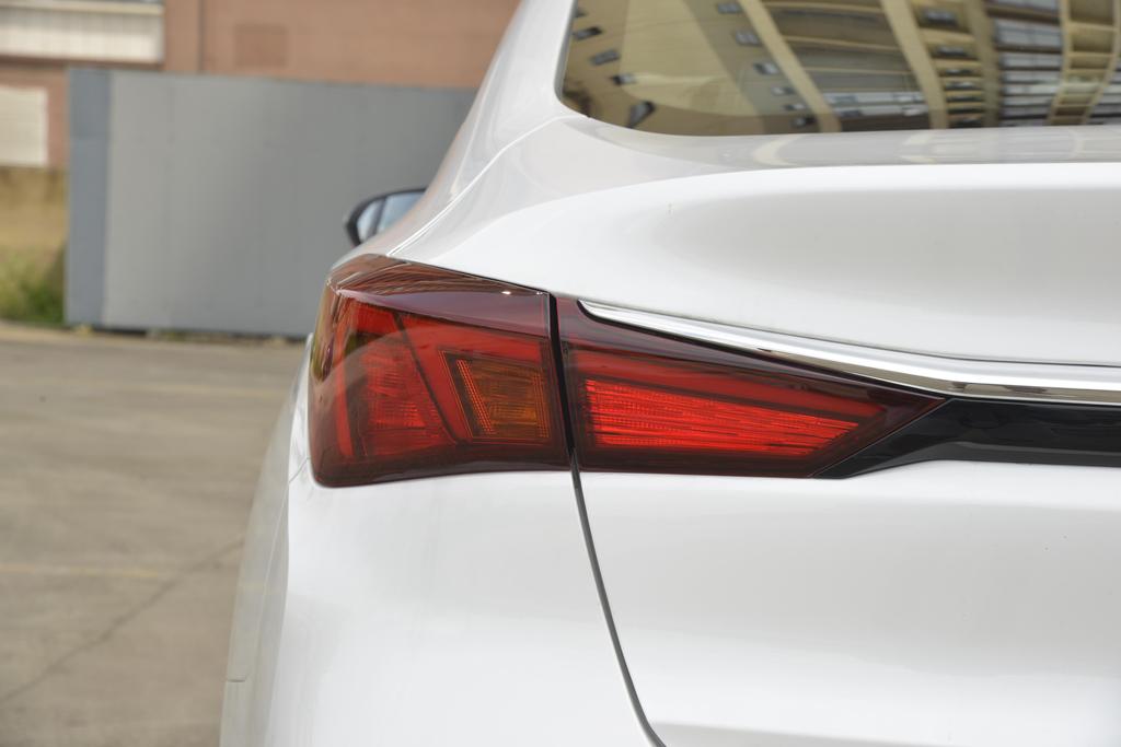 逸动的前保险杠区域,逸动plus20231.4t尊贵版前保险杠