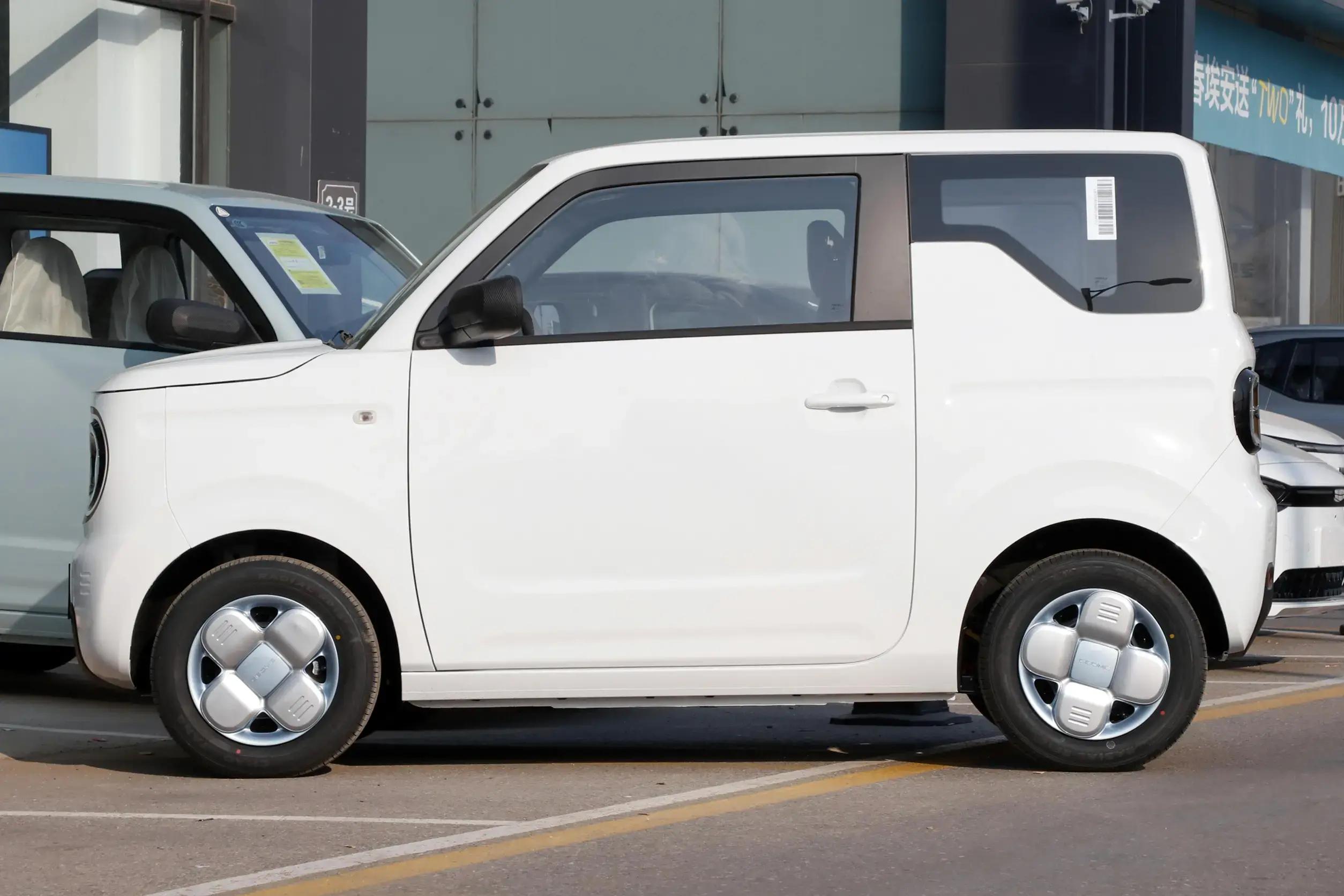 吉利熊猫mini落地价格,吉利熊猫和五菱宏光mini哪个大