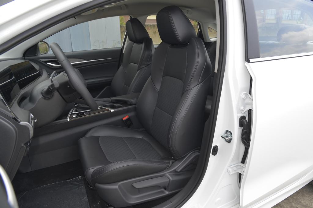 长安逸动空间大小适合家用吗,长安逸动plus后排空间凸起