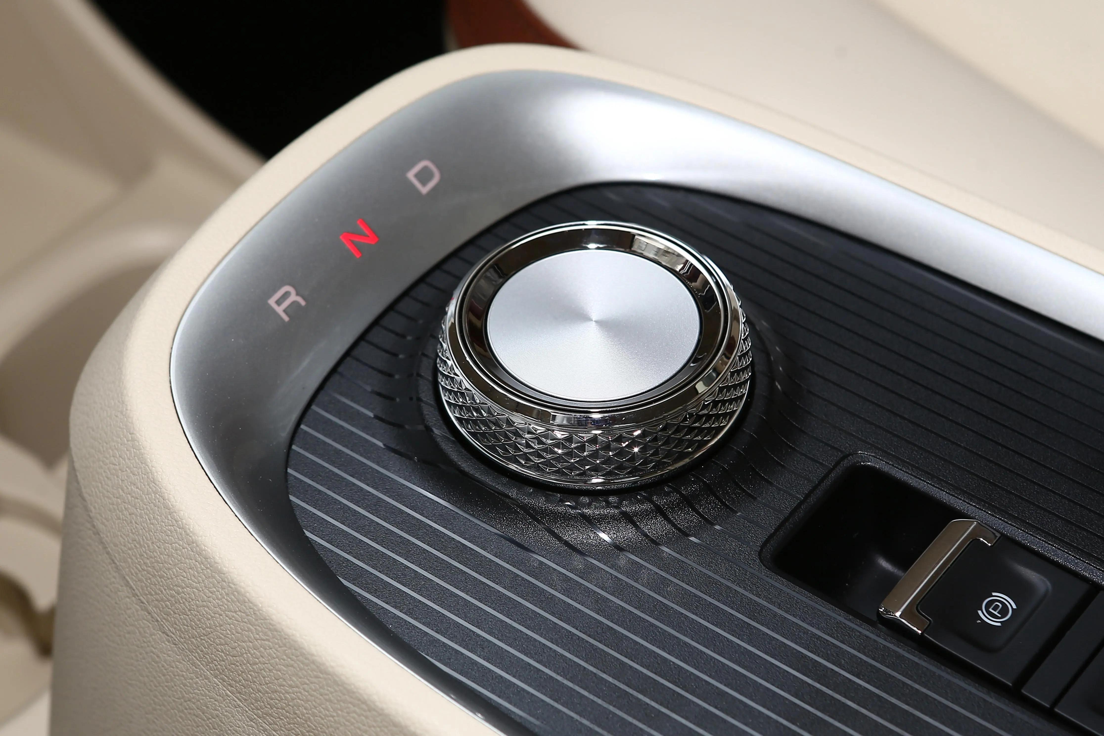 适合小姐姐日常代步高颜值车 (一款非常适合小姐姐的专属座驾)