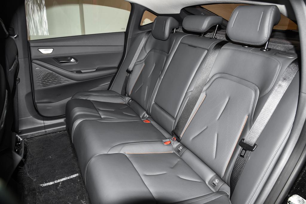 20万国产燃油轿车的王炸,20万级电轿里的王炸