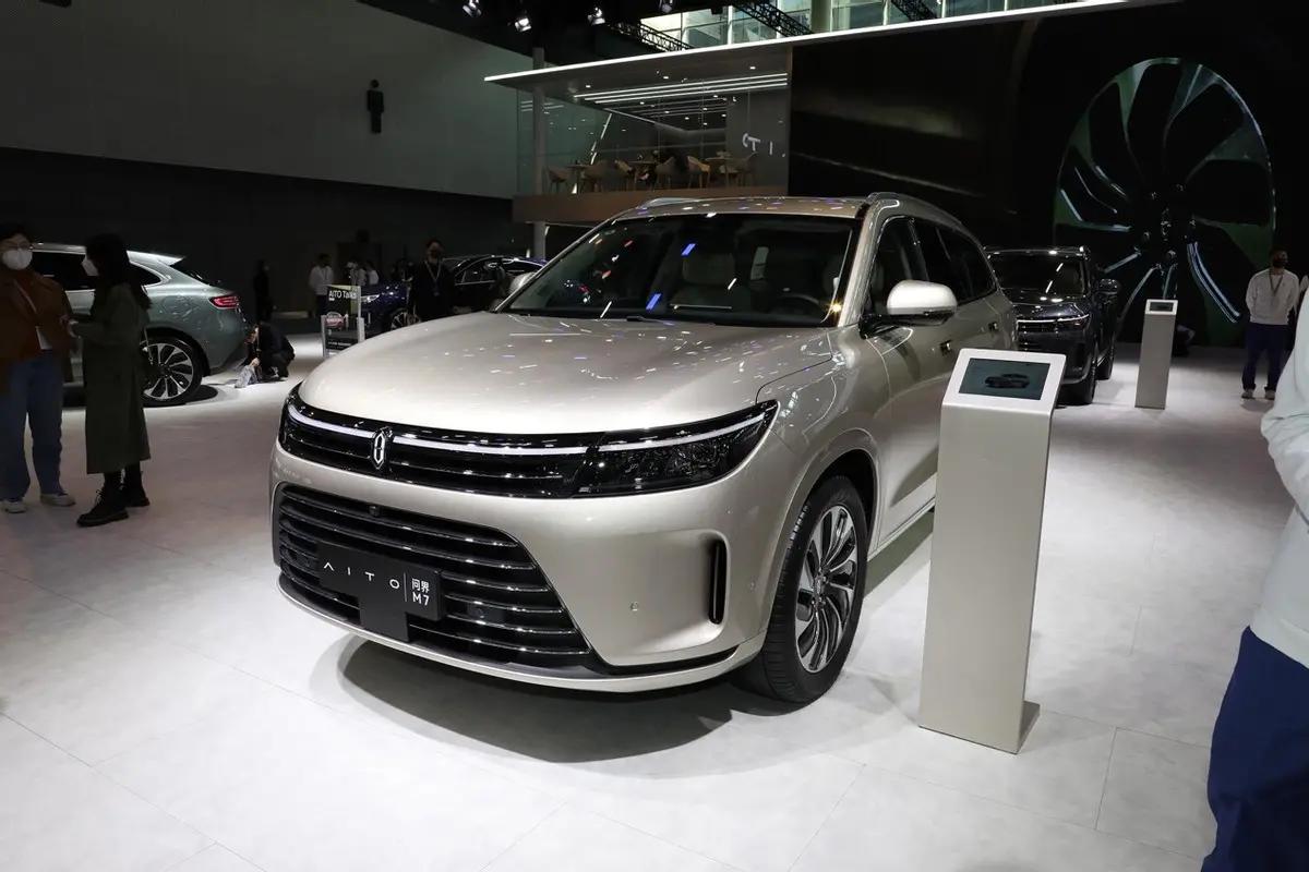 问界m7入门五座真实试驾体验,问界m7和特斯拉modely智能驾驶测评