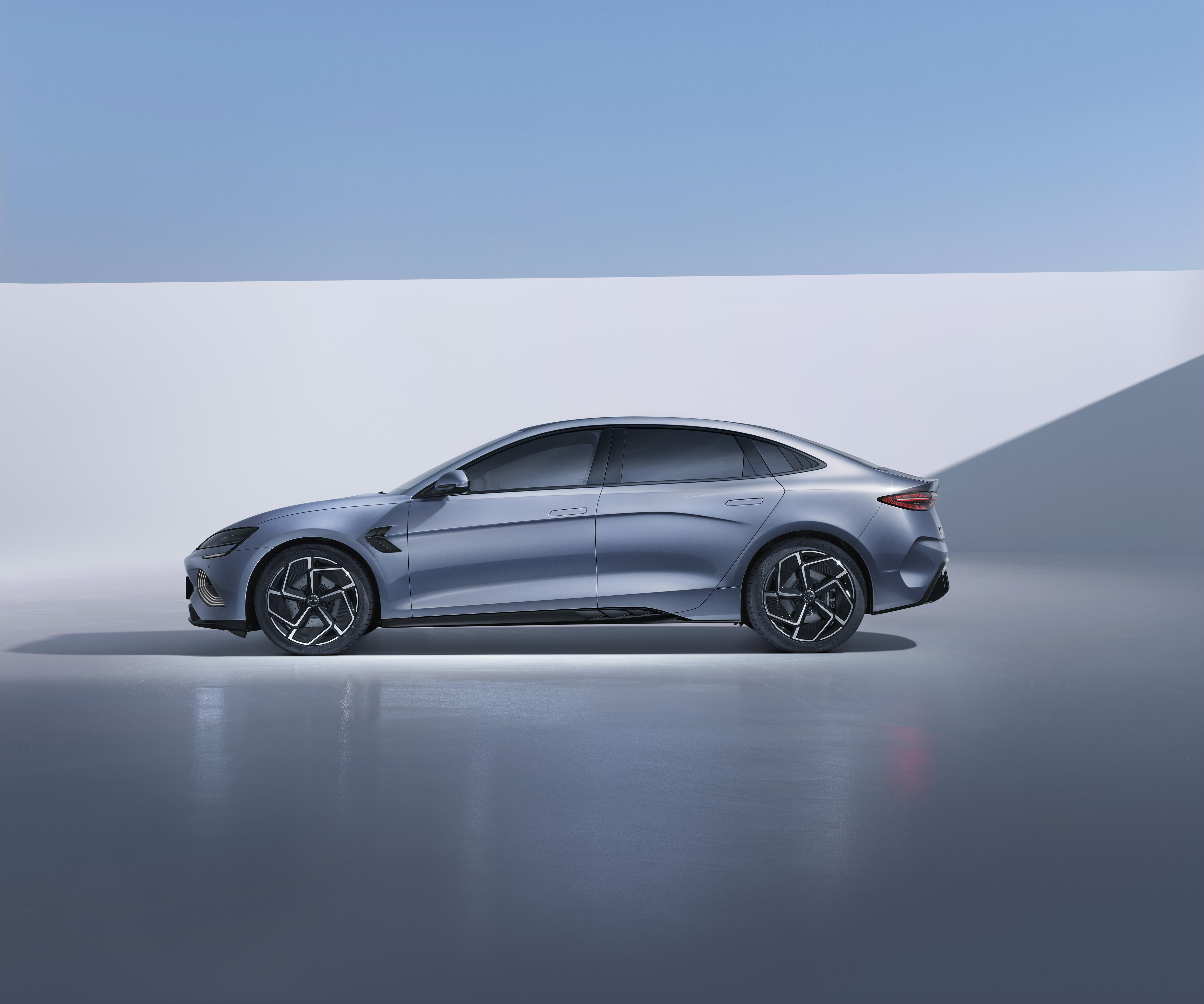 海豹冠军版vs比亚迪秦plusdmi冠军版,海豹冠军版上市配置差异